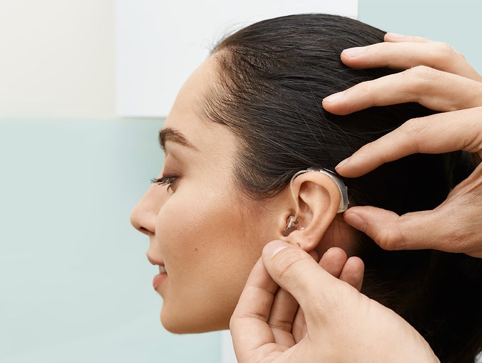 Eine junge Frau bekommt ein neues Hörgerät