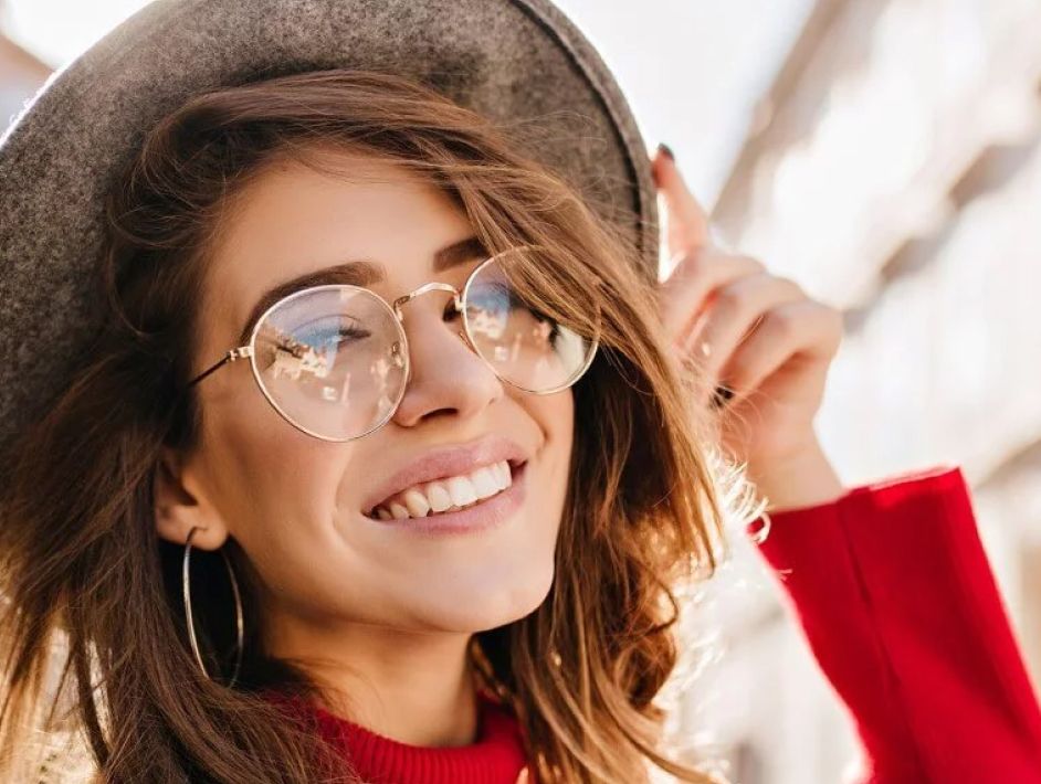 Fröhliche Frau mit Brille